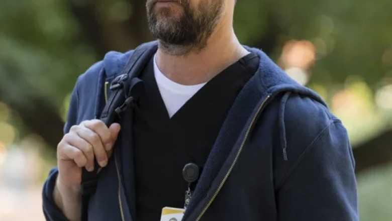 The Pitt S01 Noah Wyle Blue Hoodie – A Stylish Tribute to Timeless Comfort