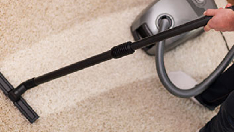 How Cleaners Use Specialized Equipment for Window Cleaning Without Streaks?