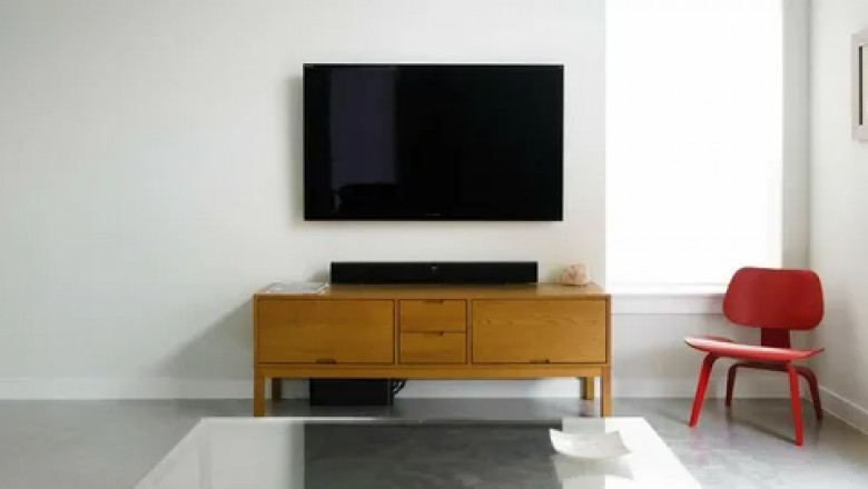 Living with Screens: How Television Shapes Daily Life Today