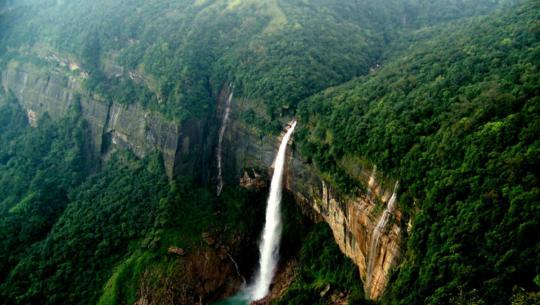 Discover the Breathtaking Beauty of Nohkalikai Falls