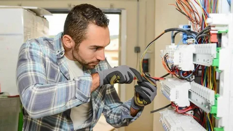 How Do Electricians Handle Emergency Power Outages Fast?