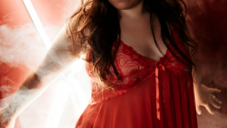 How Dark & Moody Boudoir Reveals Your Most Powerful Side