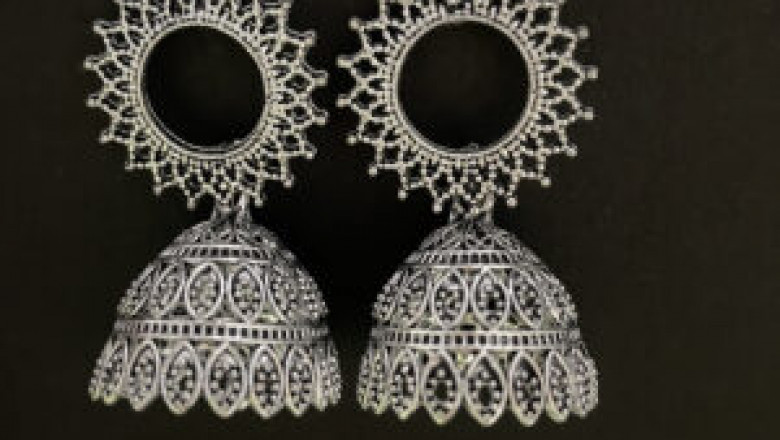 Explore Latest Trends in Women Artificial Jewellery Online